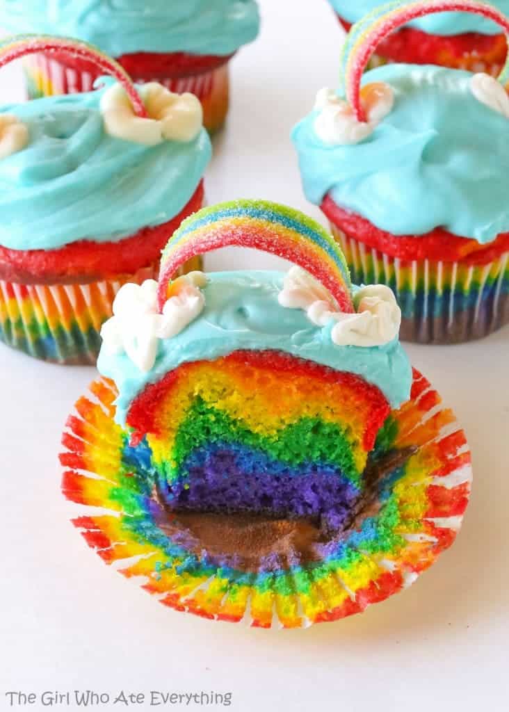 Rainbow Cupcakes - De magnifiques couches d'arc-en-ciel dans un cupcake.  la-fille-qui-a-tout-mange.com