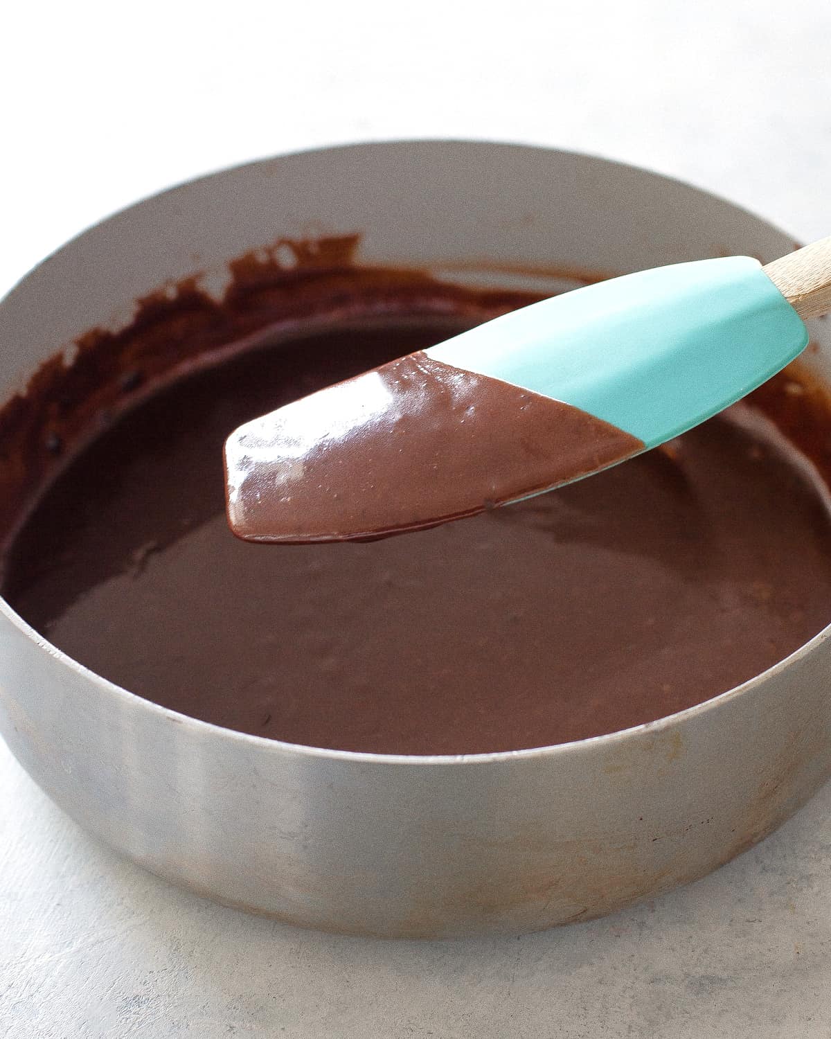 sauce au chocolat sur une spatule bleue