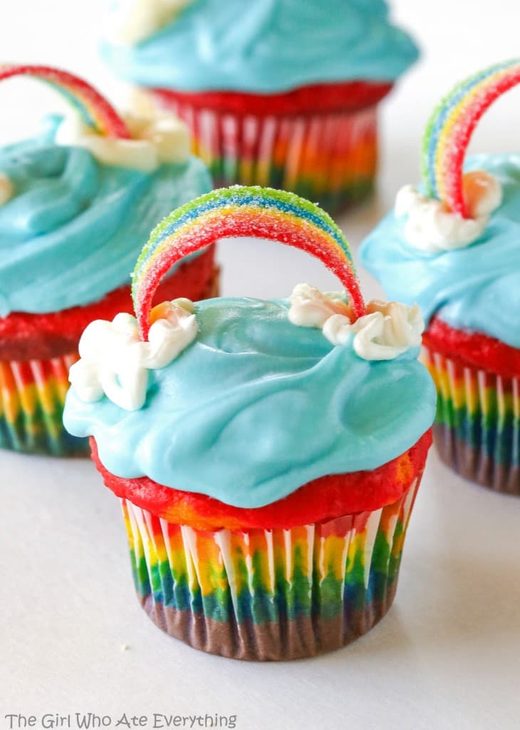 Rainbow Cupcakes - De magnifiques couches d'arc-en-ciel dans un cupcake.  la-fille-qui-a-tout-mange.com
