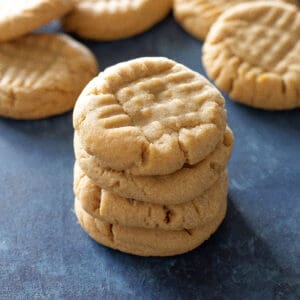 biscuits au beurre d'arachide dans une pile sur fond bleu