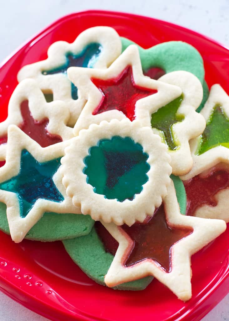 Ces biscuits Grinch Heart sont de petites friandises magiques que vous pouvez préparer à Noël avec vos enfants.  la-fille-qui-a-tout-mangé.com