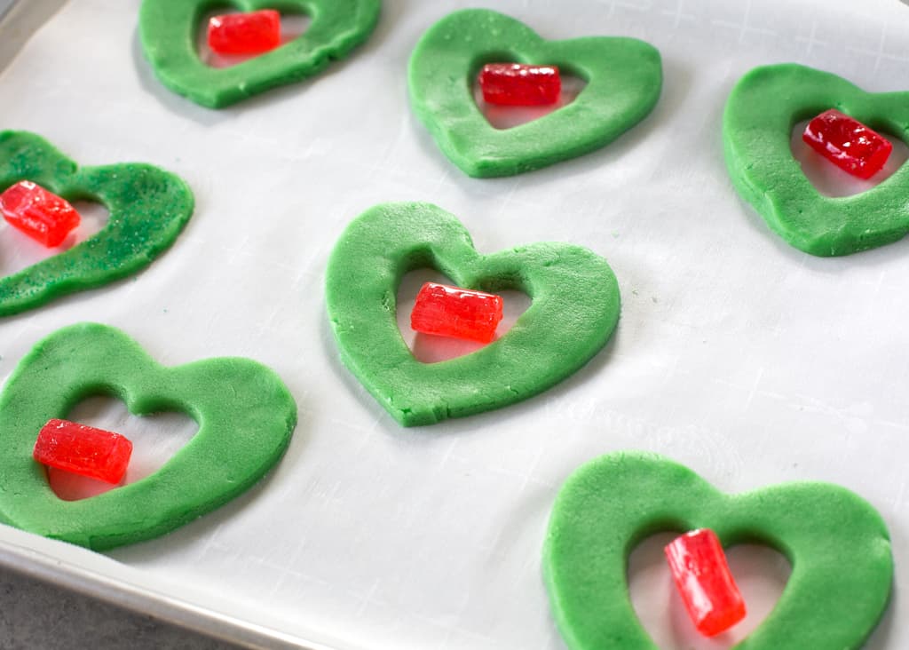 Ces biscuits Grinch Heart sont de petites friandises magiques que vous pouvez préparer à Noël avec vos enfants.  la-fille-qui-a-tout-mangé.com
